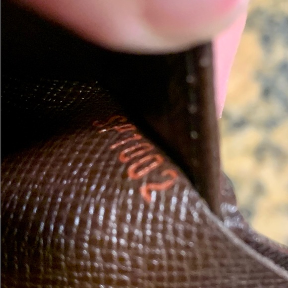 LOUIS VUITTON
Damier Ebene Alexandra Wallet - Picture 4 of 17